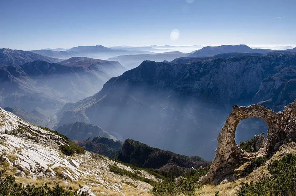 Hajdučka vrata, kamena stijena sa prirodnim otvorom, iznad kanjona i visoravni Čvrsnice