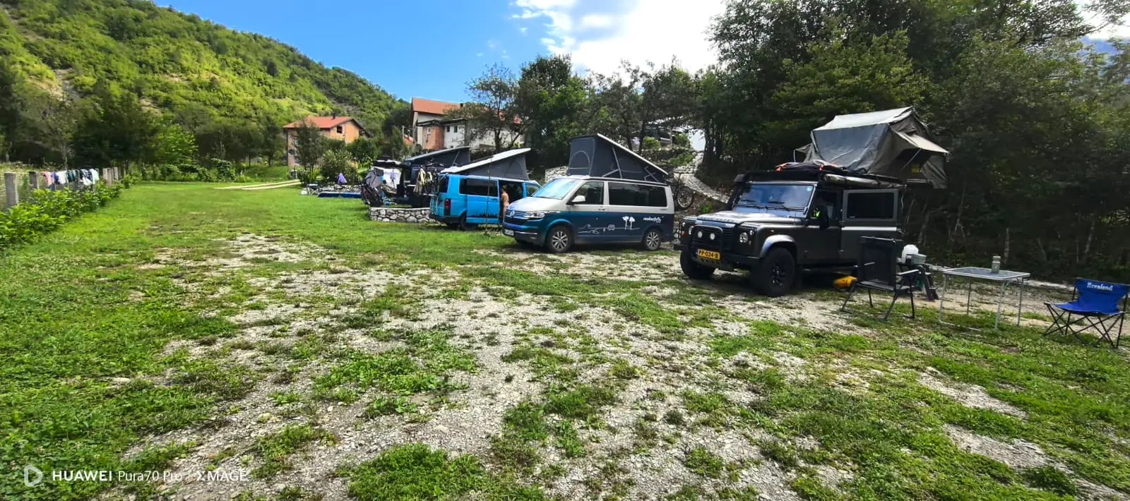 Kamp vozila parkirana na travnatoj parceli u Ravna Campingu