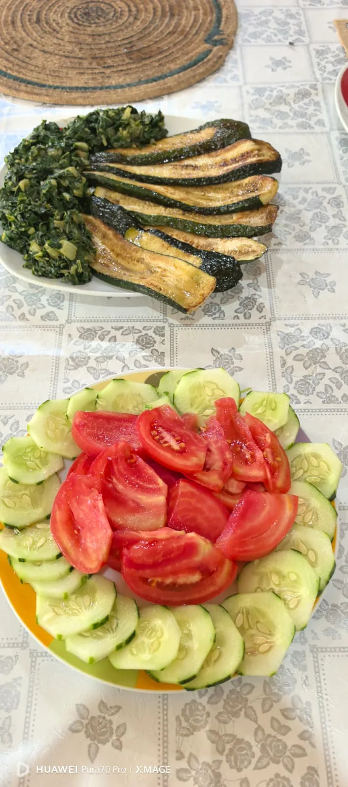 Sto pun domaće hrane: pečena pastrmka, krompir, sudžuk, punjeno povrće, salate i cijeđeni sok